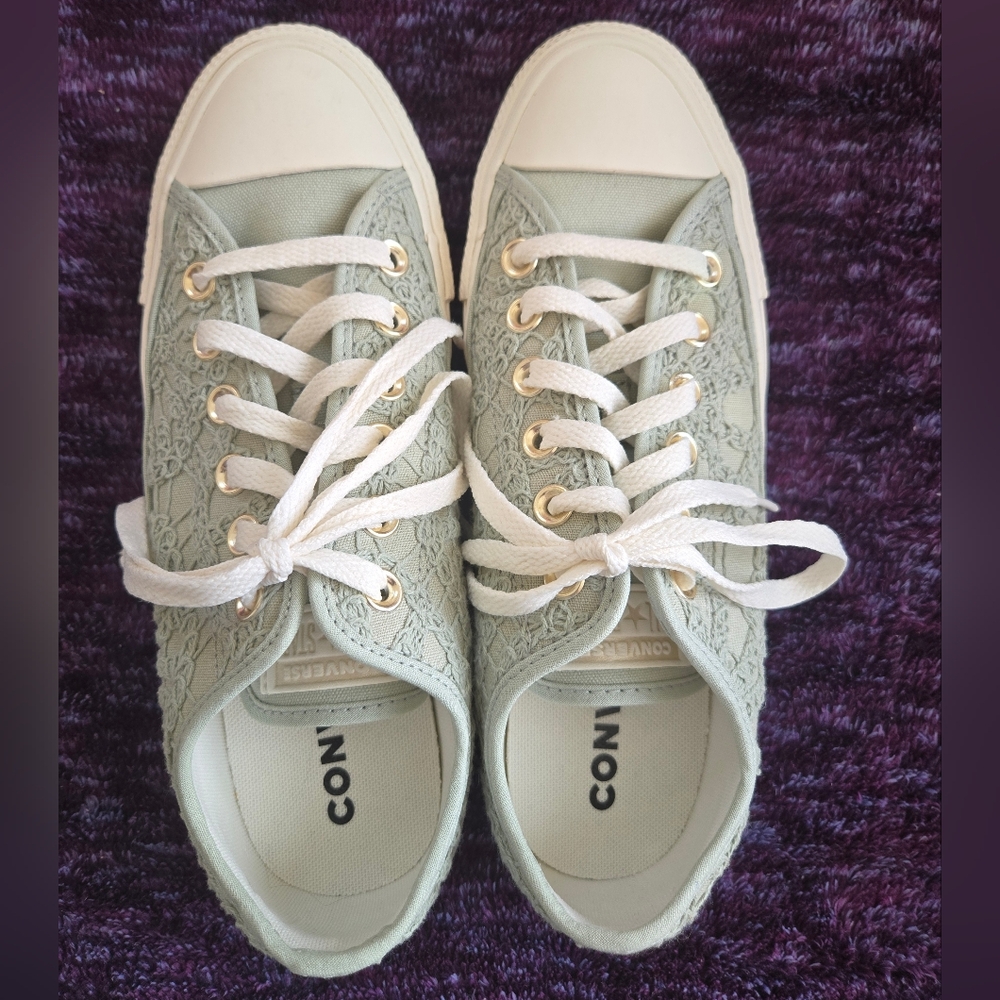 Sage green lace low top Converse 7.5 women's, 5.5 men's